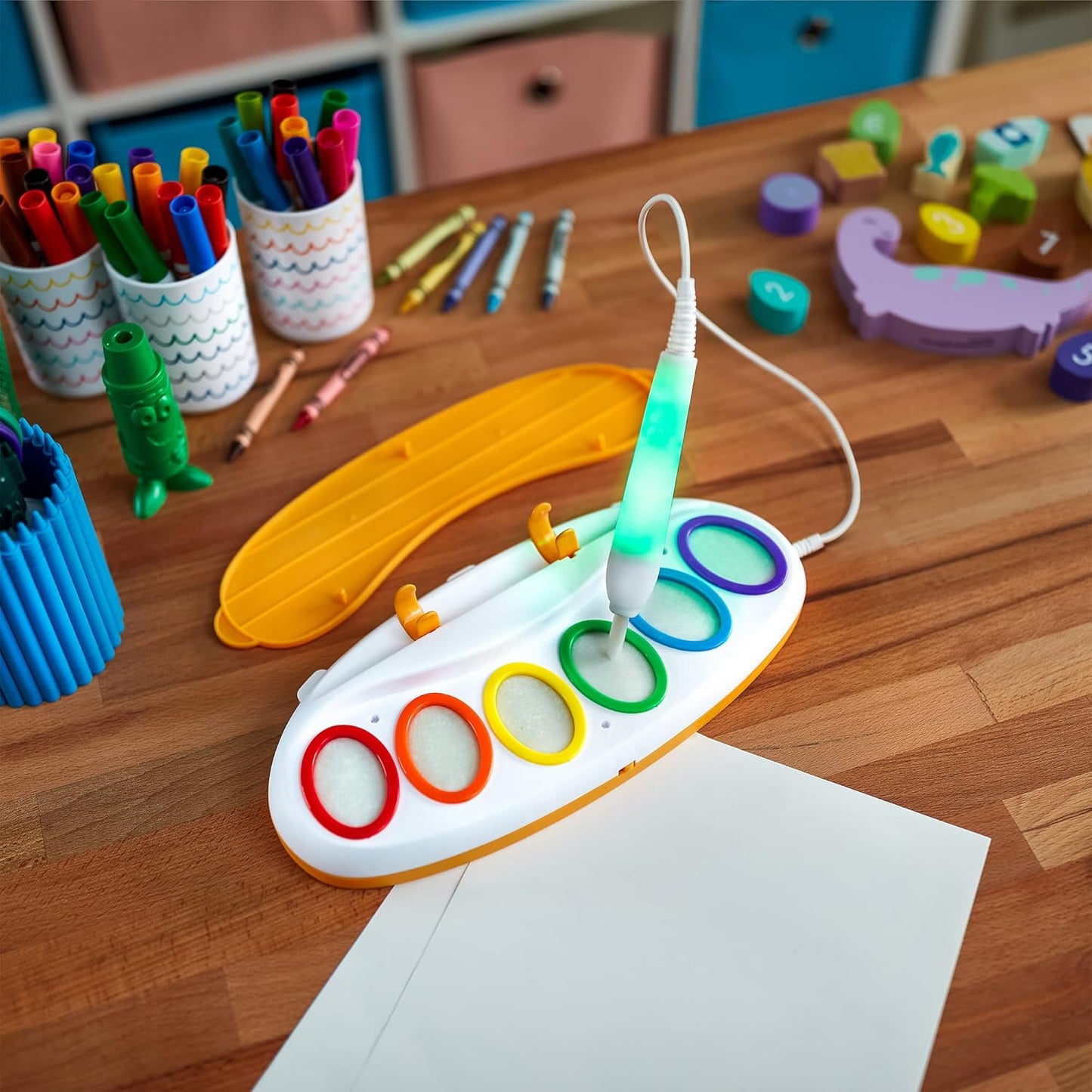 Crayola Magic Light Brush – Kids Mess-Free Painting Set